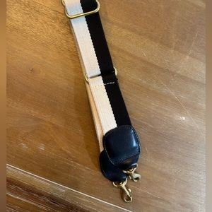 Clare V. Shoulder Strap
Black & Cream